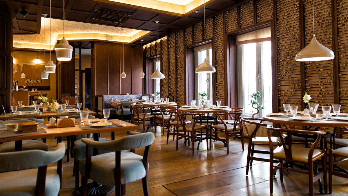 Salle de restaurant à l'ambiance soignée