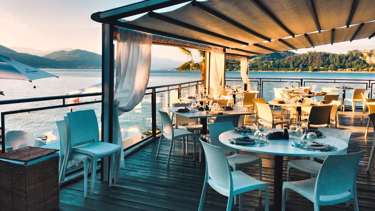 Salle de restaurant à l'ambiance soignée