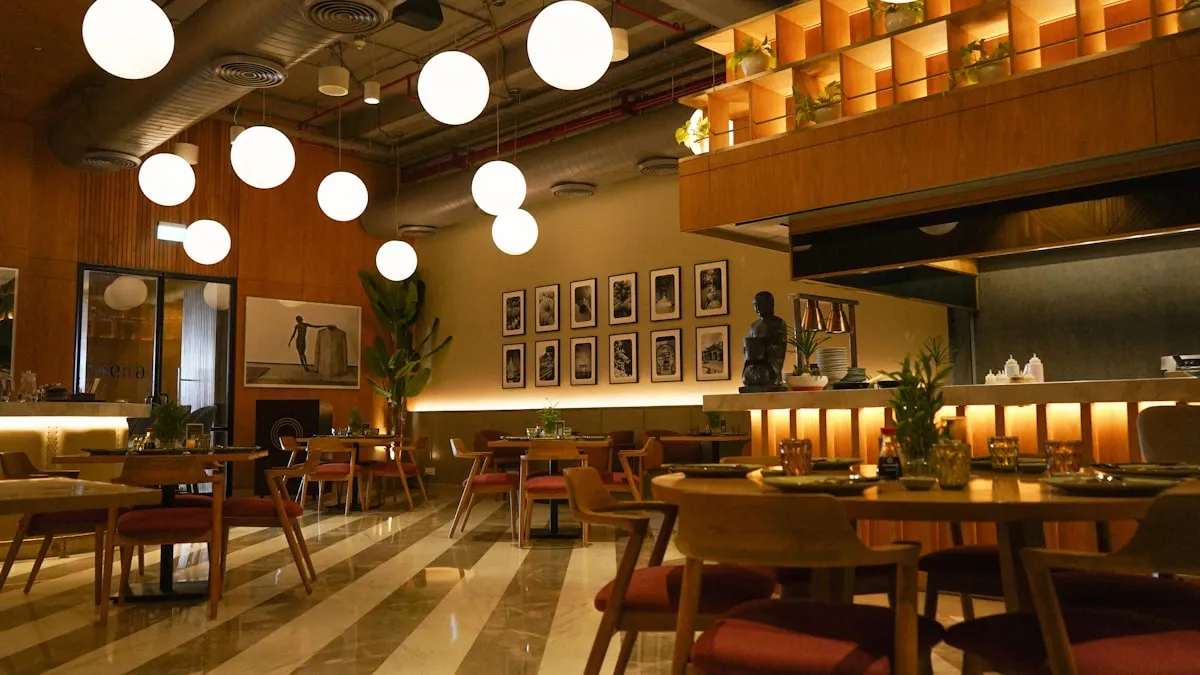 Salle de restaurant à l'ambiance soignée