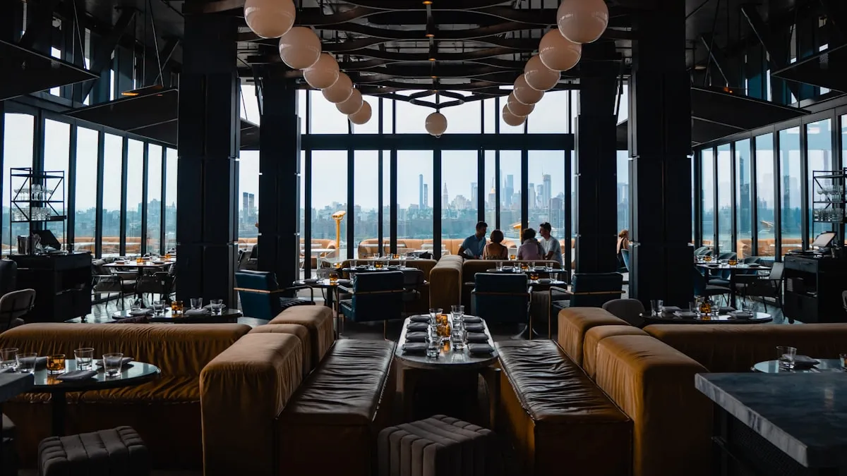 Salle de restaurant à l'ambiance soignée