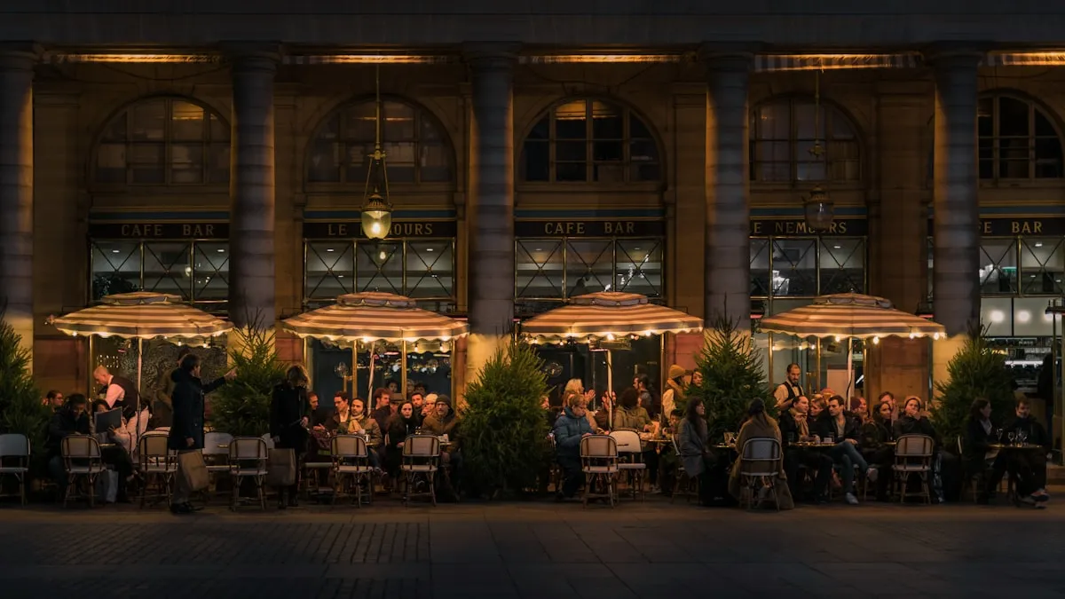 Salle de restaurant à l'ambiance soignée