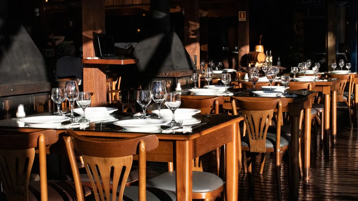 Salle de restaurant à l'ambiance soignée