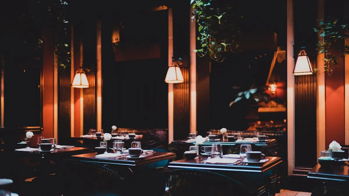 Salle de restaurant à l'ambiance soignée